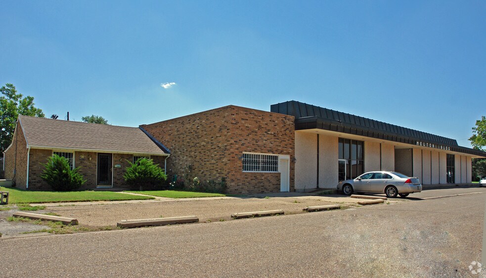 More Photos Of 812 W 8th St, Plainview Office For Sale