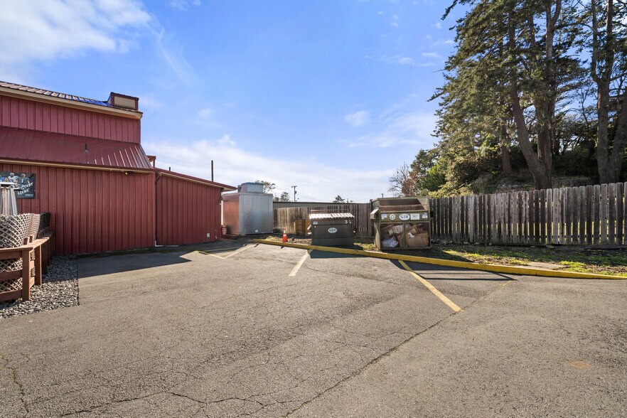 More Photos Of 401 Oak St, Brookings Specialty For Sale