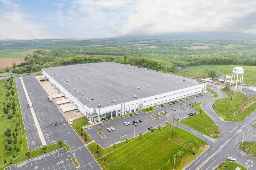 More Photos Of 30 Ludwig Ct, Hamburg Distribution For Lease