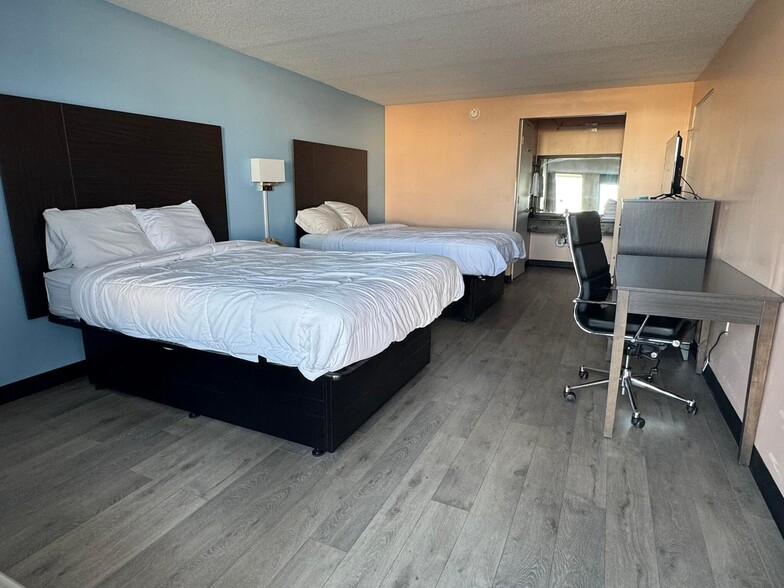 More Photos Of 990 Maple St, Russell Springs Hotel For Sale