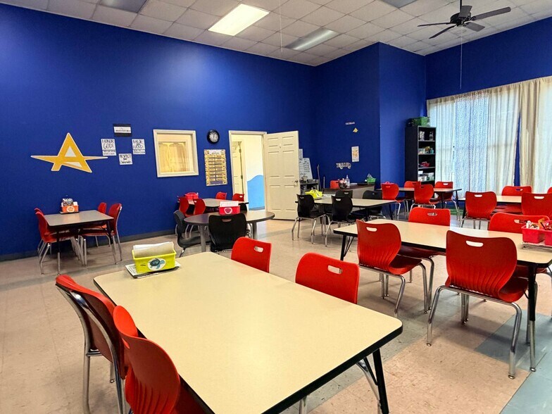 More Photos Of 800 S Main St, Petal Freestanding For Sale