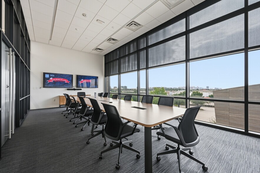 More Photos Of 15505 Wright Brothers Dr, Addison Office For Lease