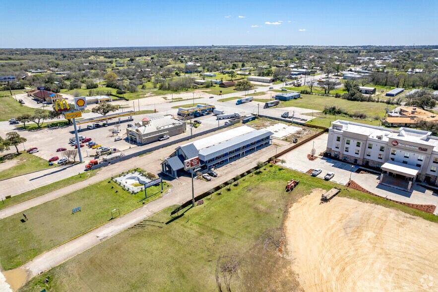 More Photos Of 420 E I-10 Frontage Rd, Flatonia Hotel For Sale