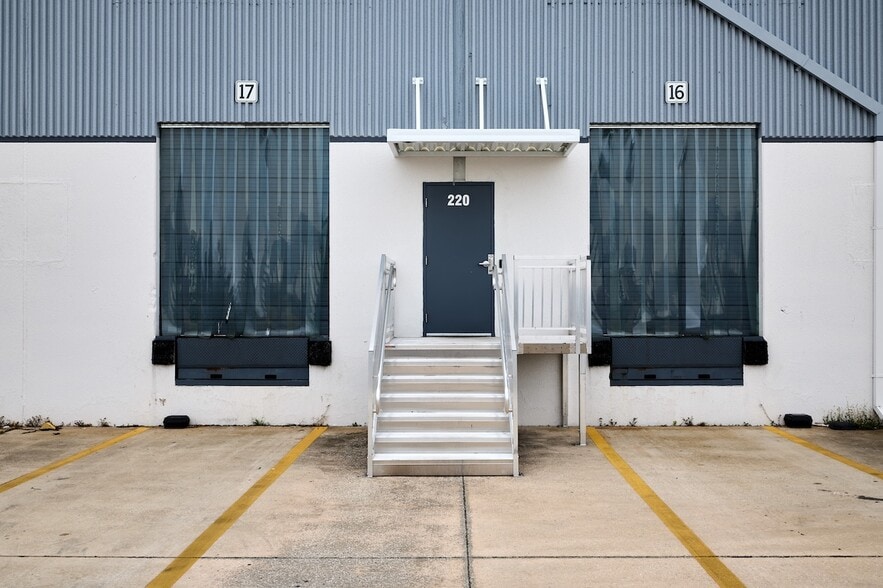 More Photos Of 1255 La Quinta Dr, Orlando Warehouse For Lease