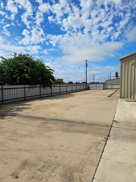 More Photos Of 1503 W Stan Schlueter Loop, Killeen Industrial For Lease