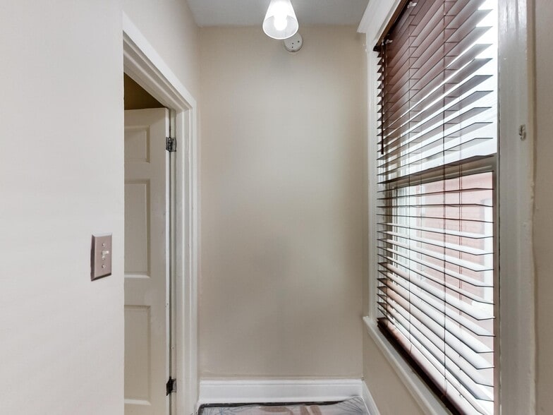 More Photos Of 443 Wentworth St N, Hamilton Storefront Retail Residential For Sale