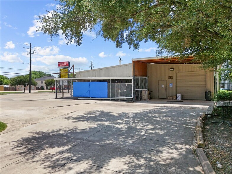More Photos Of 3700 Reveille St, Houston Freestanding For Lease