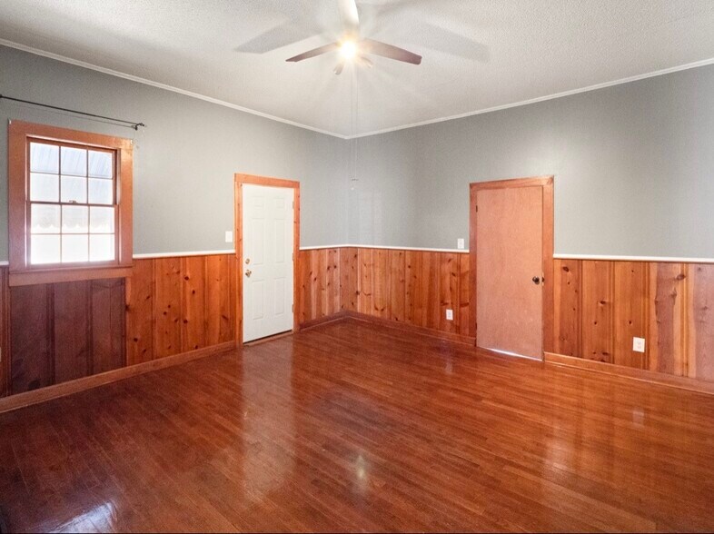 More Photos Of 615 E Main St, Scottsville Flex For Sale
