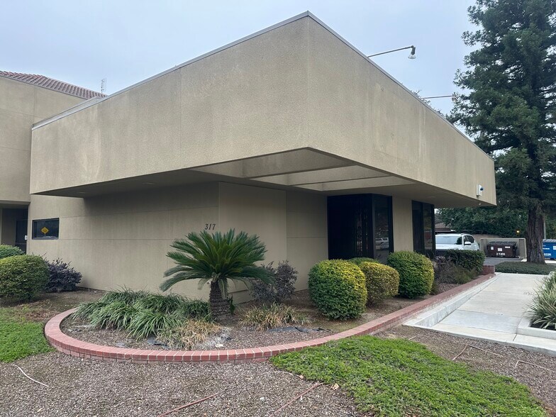 Primary Photo Of 311-317 W Noble Ave, Visalia Medical For Lease