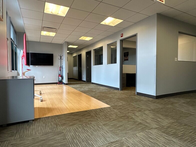 More Photos Of 111 N Wabash Ave, Chicago Office For Lease