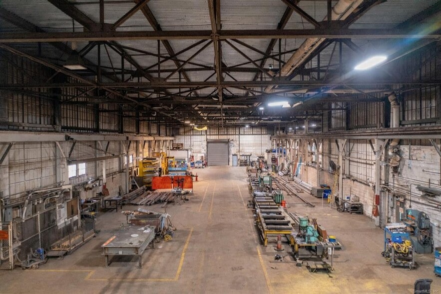 More Photos Of 30 Harris St, Putnam Warehouse For Lease