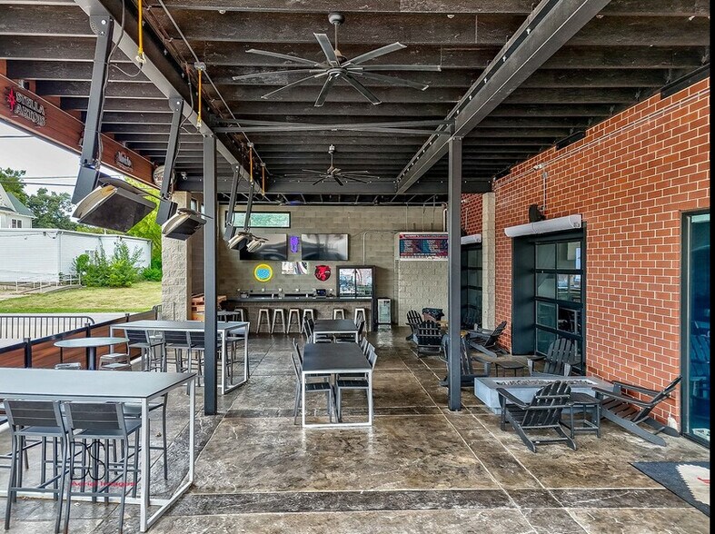 More Photos Of 110 E Hickory St, Streator Bar For Sale