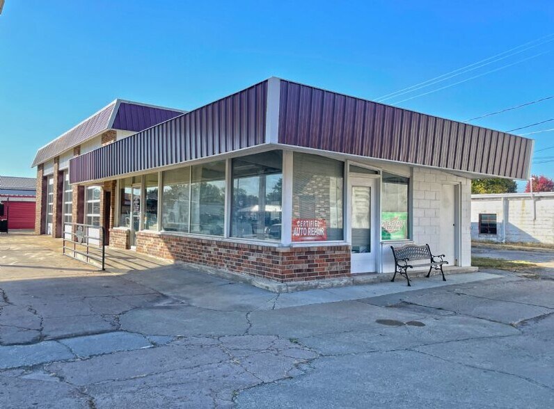 More Photos Of 1101 W Sheridan Ave, Shenandoah Auto Repair For Sale