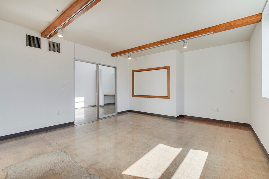 More Photos Of 2920 Shotts St, Fort Worth Distribution For Lease