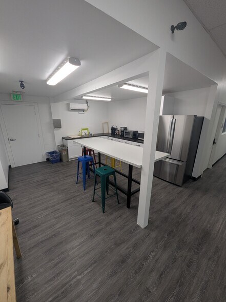 More Photos Of 2102 Hancock St, San Diego Showroom For Lease