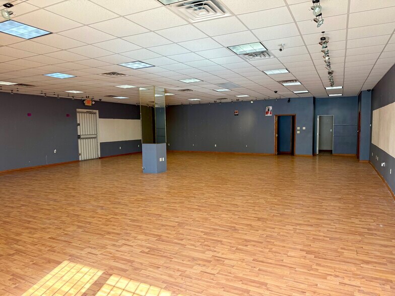 More Photos Of 5607 Kenwick St, San Antonio Showroom For Sale