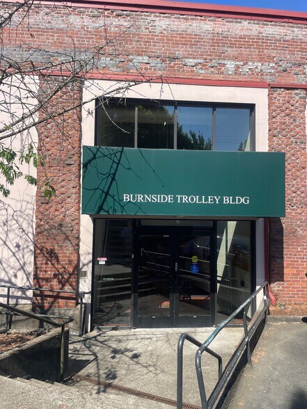 More Photos Of 2705 E Burnside St, Portland Office For Sale