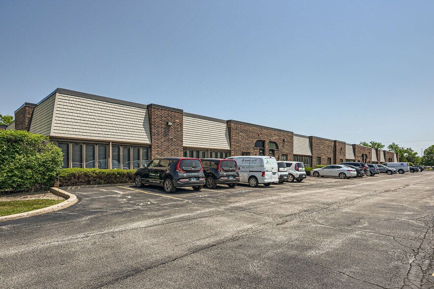 More Photos Of 271-285 E Helen Rd, Palatine Light Distribution For Lease