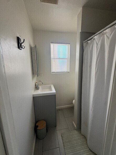 More Photos Of 1841 98th Ave, Oakland Freestanding For Sale