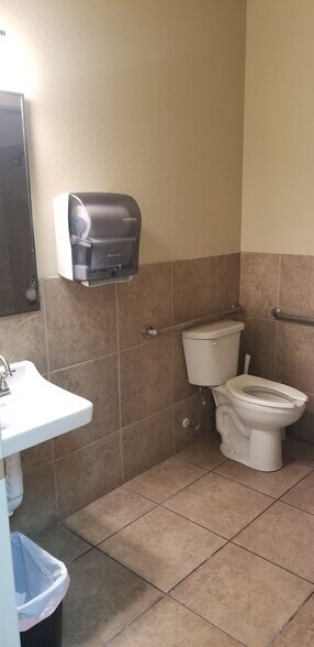 More Photos Of 7633 Bellaire Dr S, Fort Worth Medical For Sale