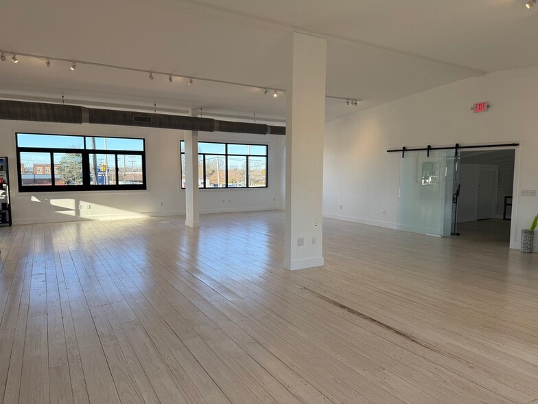 More Photos Of 513-515 English Rd, High Point Office For Lease