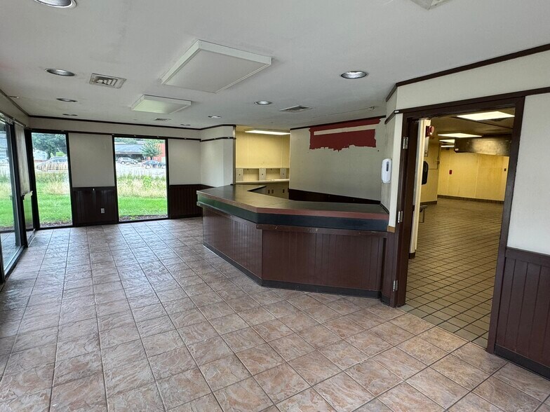 More Photos Of 6120 Grand Ave, Des Moines Restaurant For Sale