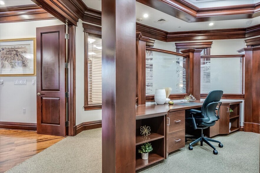 More Photos Of 599 9th St N, Naples Office For Sale
