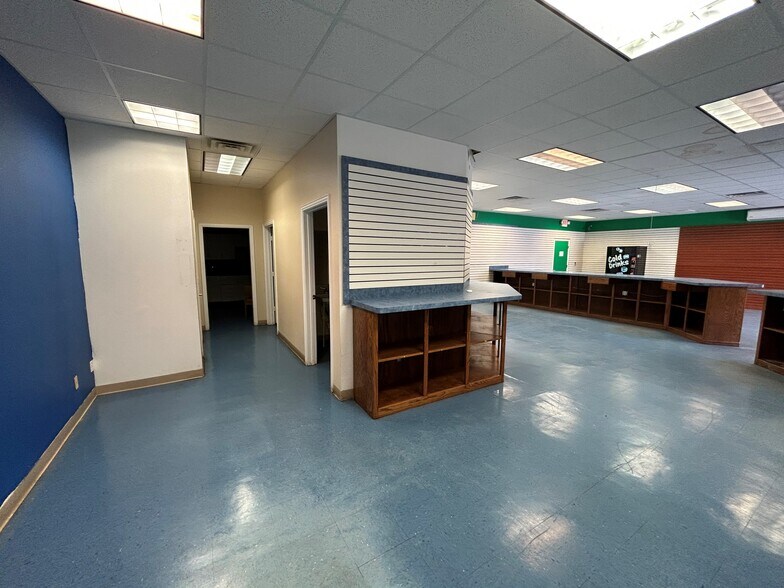 More Photos Of 7924 Carr St, Dallas Flex For Lease