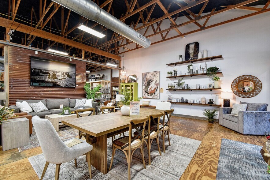 More Photos Of 330 W Mercer St, Dripping Springs Freestanding For Lease