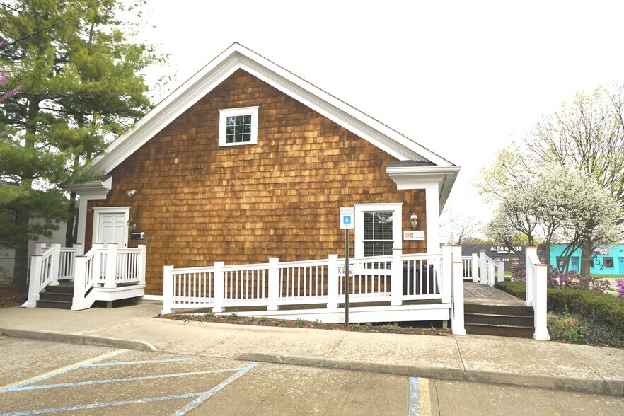 More Photos Of 907 W 14 Mile Rd, Clawson Office For Sale