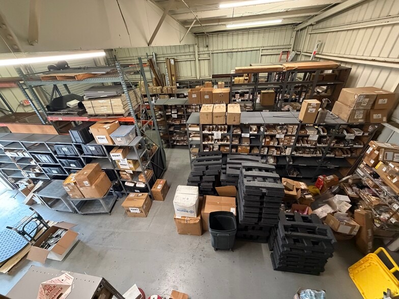 More Photos Of 325 Dane Ln, Longwood Warehouse For Lease