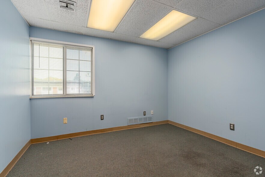 More Photos Of 32969 Hamilton Ct, Farmington Hills Office For Sale