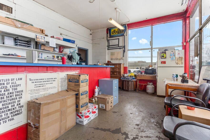 More Photos Of 25985 Groesbeck Rd, Warren Auto Repair For Sale