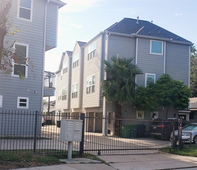 Primary Photo Of 6625 N Main St, Houston Multifamily For Sale
