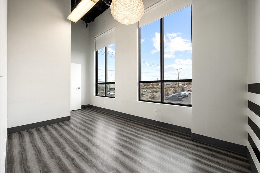 More Photos Of 924 N Columbia Center Blvd, Kennewick Storefront Retail Office For Lease