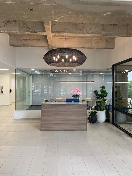More Photos Of 8119 Datapoint Dr, San Antonio Office For Lease