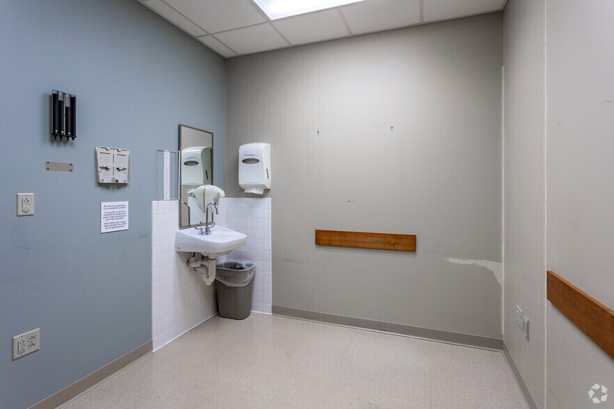 More Photos Of 2251 Connecticut Ave S, Sartell Medical For Lease
