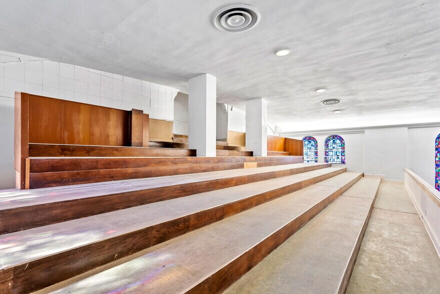 More Photos Of 1701 W Woodlawn Ave, San Antonio Religious Facility For Sale