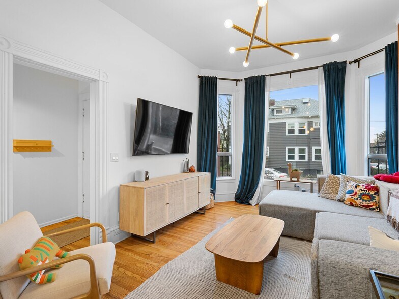 More Photos Of 1305 SE Belmont St, Portland Office For Sale