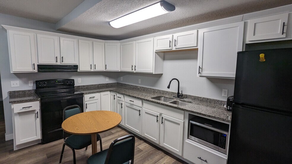 More Photos Of 1955 1st Ave N, Windom Hotel For Sale