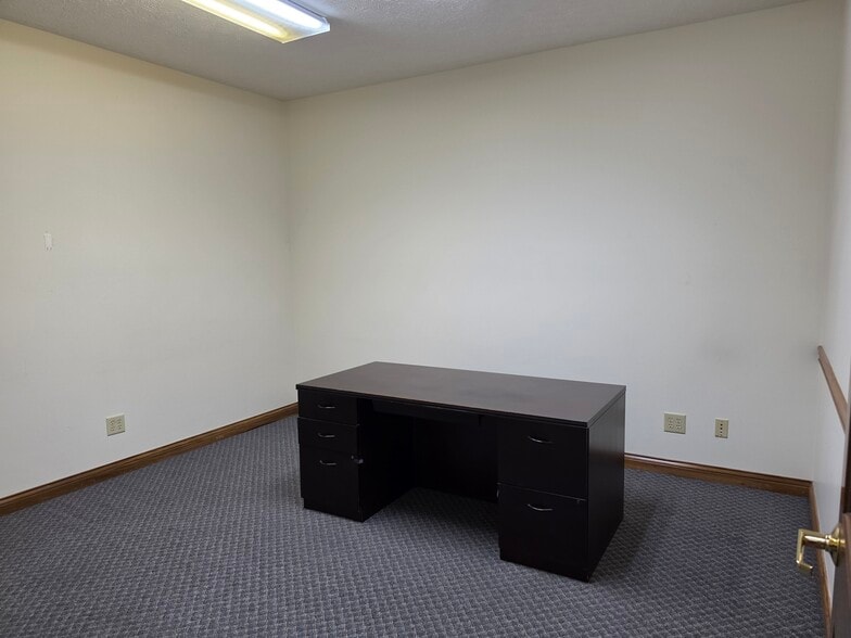 More Photos Of 386 Meridian Parke Ln, Greenwood Medical For Lease