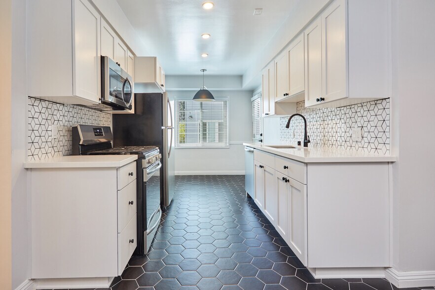 More Photos Of 7200 Hollywood Blvd, Los Angeles Apartments For Sale
