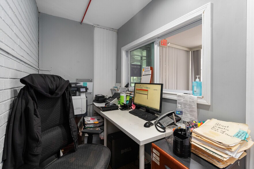 More Photos Of 3100 S Oak Park Ave, Berwyn Office For Sale