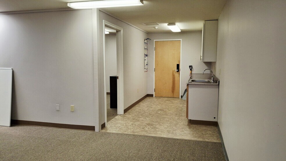 More Photos Of 45 Church St, Gardiner Light Distribution For Lease