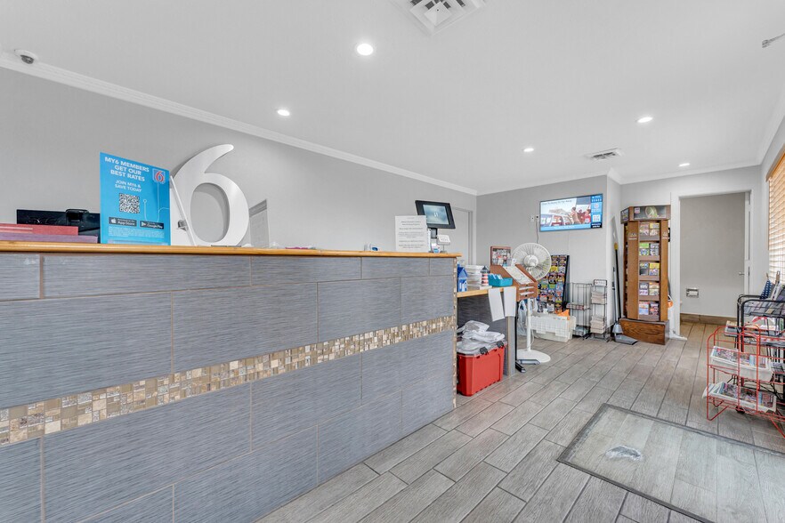 Primary Photo Of 1023 W Main St, Branson Hotel For Sale