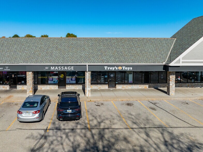 More Photos Of 11800-11922 W 119th St, Overland Park Unknown For Lease