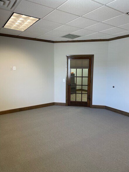 More Photos Of 2118 S Atlanta Pl, Tulsa Office For Lease