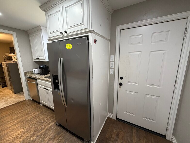 More Photos Of 414 N Kealy Ave, Lewisville Office For Sale