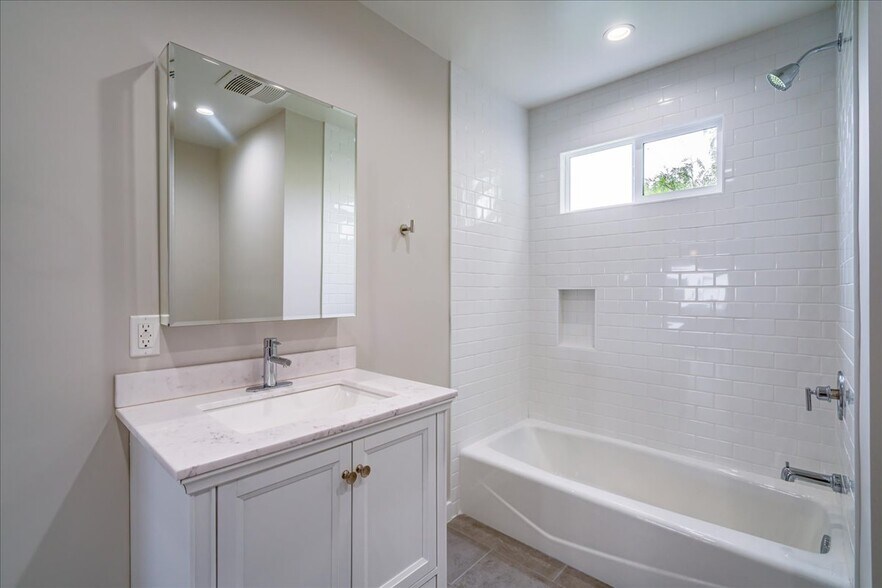 More Photos Of 323-325 Culver Blvd, Playa Del Rey Storefront Retail Residential For Sale