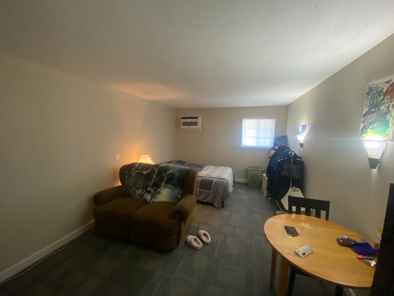 More Photos Of 1 Proactive Dr, New Florence Hotel For Sale